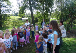 06 Pani Ola zadaje dzieciom pytania