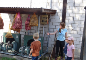 26 Dzieci patrzą na urządzenie chłodzące