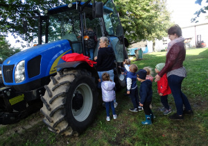 25 Dzieci czekają w kolejce