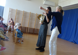 04 Pani Małgosia mówi dzieciom o nowym instrumencie