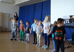 07 Dzieci patrzą do tyłu