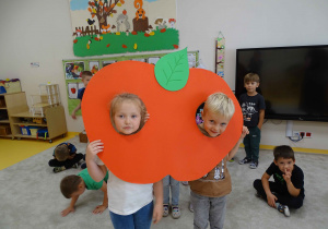 Julia i Samuel w jabłku