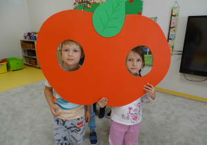 Kacper i Natalia w jabłku