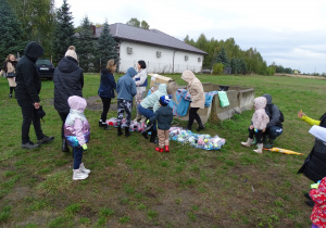 Ludzie szykują się do sprzątania lasu