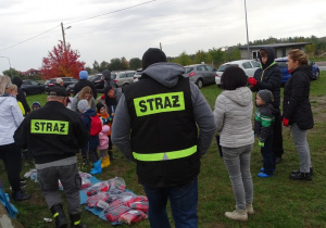 Strażacy pomagają w akcji sprzątania lasu