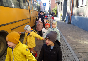 Dzieci wysiadają z autobusu