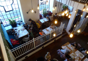 Dzieci w restauracji jedzą naleśniki