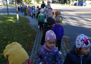 Dzieci wracają do autobusu