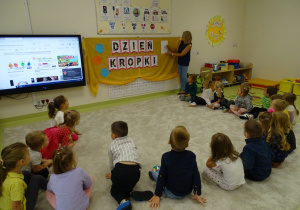 01 Pani rysuje kropkę na kartce