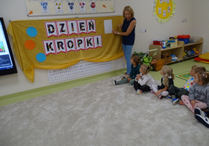 02 Dzieci patrzą na kropki