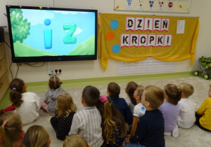 07 Dzieci oglądają film edukacyjny o kropce