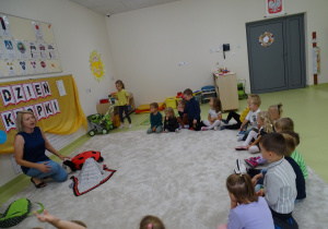 09 Dzieci patrzą na przedmioty w kropki