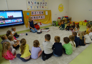 11 Dzieci patrzą na przedmioty w kropki