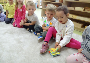 17 Dziewczynka dotyka w książeczce kropki