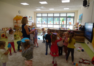 18 Dzieci z panią tańczą z kropką