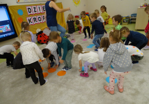 19 Dzieci układają kropki według koloru