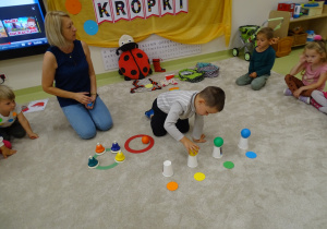 23 Dziewczynka kładzie piłkę wg kodu