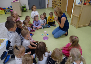 36 Pani tłumaczy na temat eksperymentu