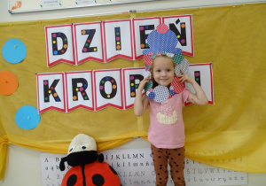 43 Dziewczynka w kapeluszu z kropek