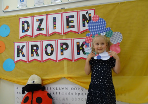 45 Dziewczynka w kapeluszu z kropek