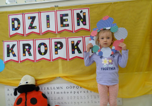 49 Dziewczynka w kapeluszu z kropek
