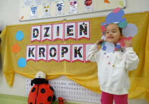 52 Dziewczynka w kapeluszu z kropek
