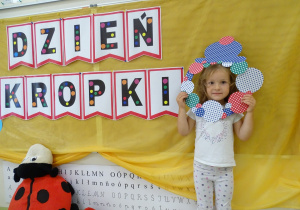 53 Dziewczynka w kapeluszu z kropek