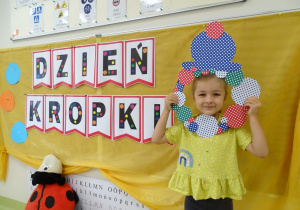 54 Dziewczynka w kapeluszu z kropek