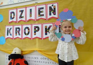 55 Dziewczynka w kapeluszu z kropek