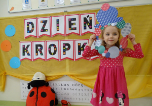 57 Dziewczynka w kapeluszu z kropek