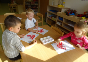 61 Dzieci malują palcami kropki na muchomorze
