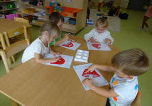 62 Dzieci malują palcami kropki na muchomorze