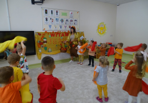 01 Dzieci witają Panią Jesień tańcząc z kolorowymi chustkami