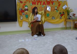 05 Pani Jesień pkazuje dzieciom obrazki