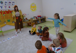 08 Zabawa w kole z kasztankiem, dziewczynka wykonuje zadanie