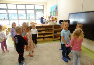 01 Dzieci bawią się w parach do piosenki z serduszkami