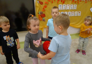 03 Dzieci bawią się w parach do piosenki z serduszkami