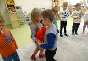 05 Dzieci bawią się w parach do piosenki z serduszkami