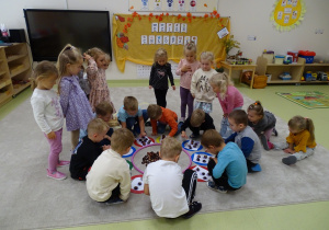 12 Chłopcy liczą kasztany a dziewczynki obserwują