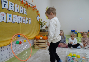 18 Chłopiec rzuca do celu