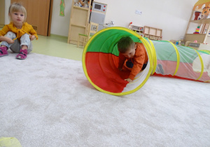 19 Chłopiec przechodzi przez tunel
