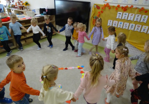 38 Dzieci tańczą w kole wokół serca