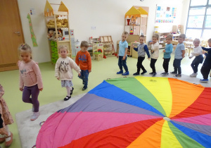 39 Dzieci tańczą wokół chusty animacyjnej