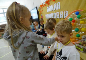 43 Chłopcy otrzymują upominki krawaty od dziewczynek
