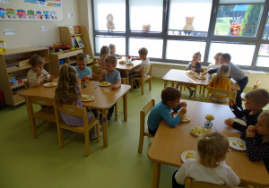 47 Dzieci podczas degustacji ciasta oraz owoców