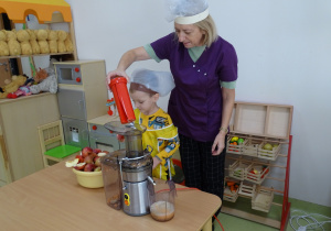 02 Chłopiec podczas produkcji soku