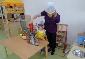 14 Dziewczynka podczas produkcji soku