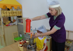 16 Dziewczynka podczas produkcji soku