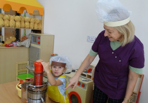 18 Dziewczynka podczas produkcji soku