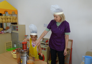 19 Dziewczynka podczas produkcji soku